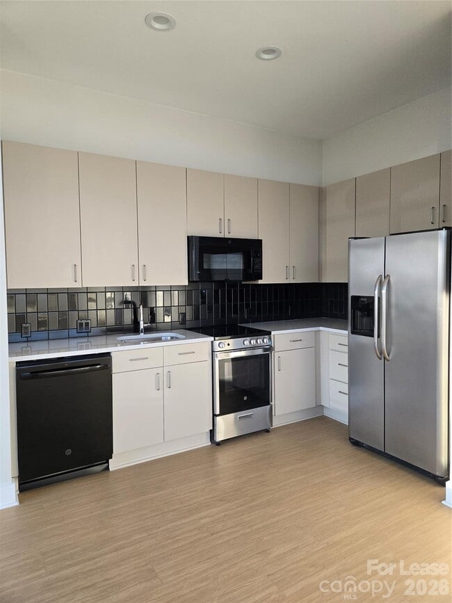 Photo - 514 W 10th St