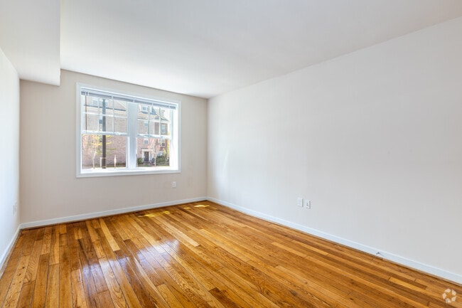 2BR, 1BA - 760SF