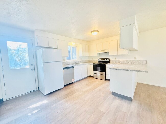 Building Photo - Very Cute Nampa 2 bd, 1b Home with private... Unit 1912
