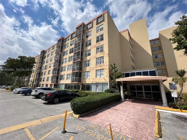 Building Photo - 17890 W Dixie Hwy Unit 502
