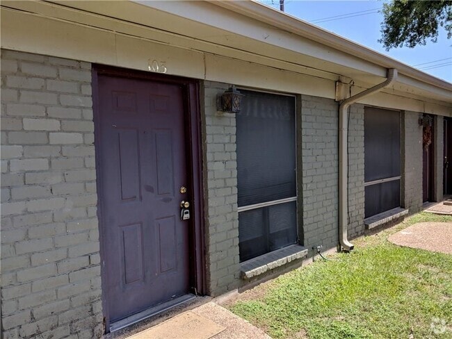 Building Photo - 608 W 51st St Rental