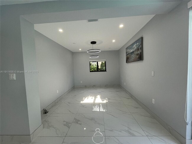 Photo - 575 NE 179th Dr