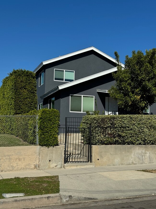 Front 1 - 3019 Chaucer St Unit 3019