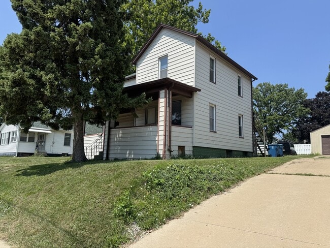 Building Photo - 2317 2nd St Unit 2