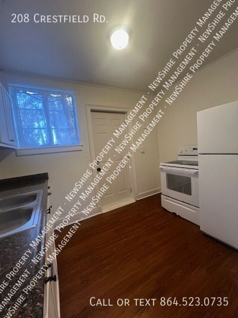 Photo - 208 Crestfield Rd