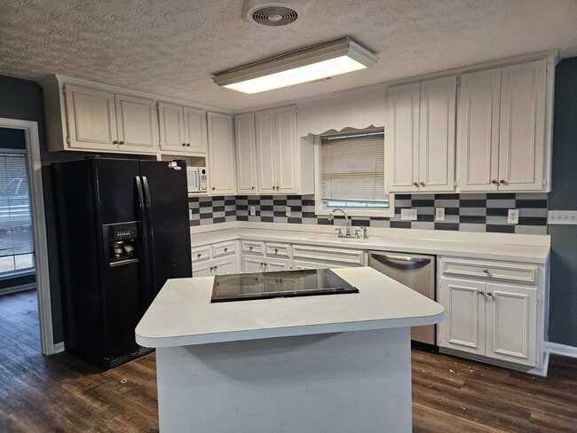 Building Photo - For rent 3 bedroom, 2 bath home