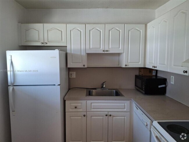 Building Photo - 1 bedroom in Pembroke Pines FL 33028 Rental