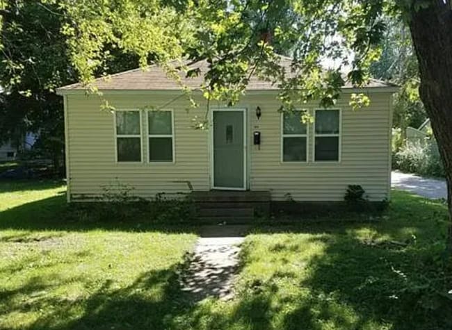 Building Photo - Available November 2025. 3 bedroom, 1 bath...
