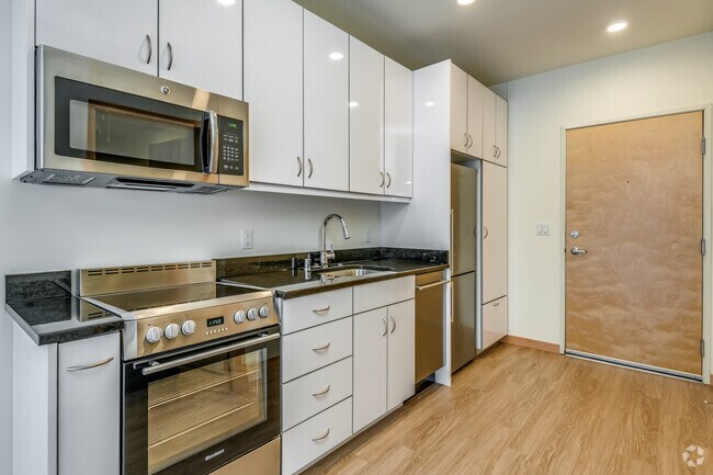 Studio, 1 BA - 540SF
