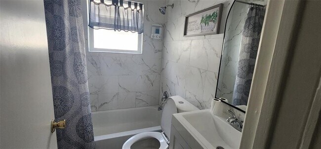 Building Photo - 3339 Simmons St