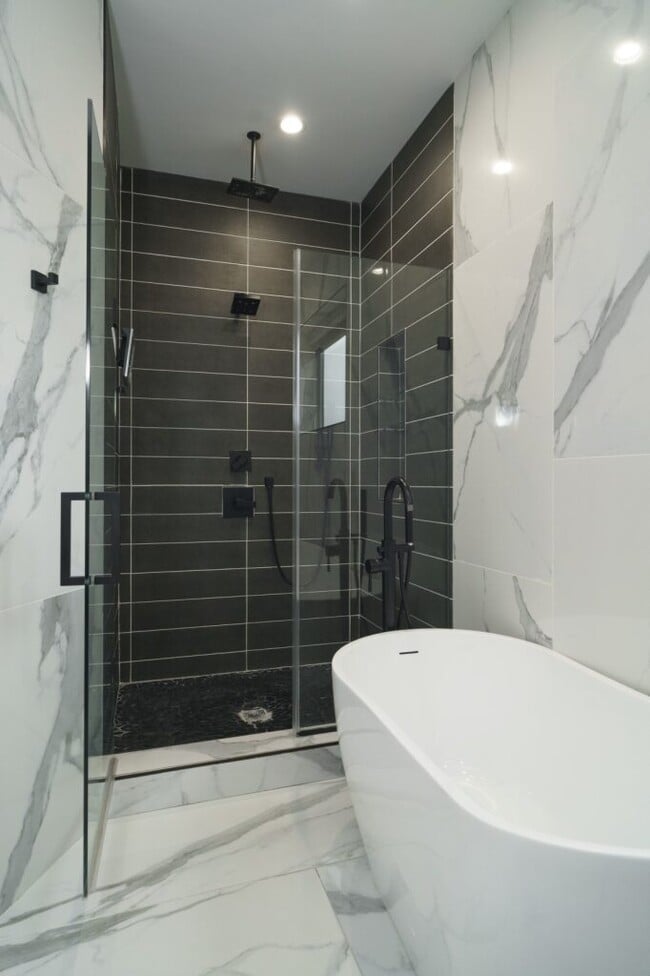 Baño principal - 1449 N Myrtlewood St