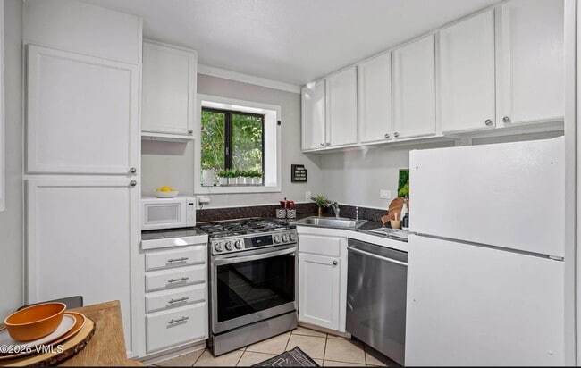 Kitchen - 5064 Black Gore Dr Unit C