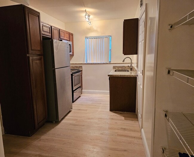 Building Photo - 5614 Taylor St Rental