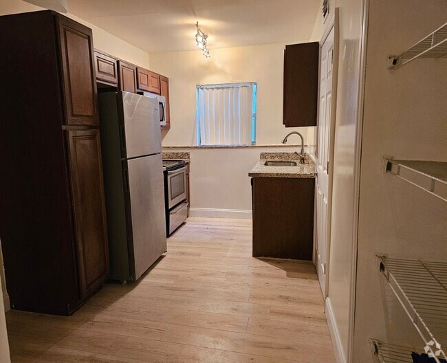Building Photo - 5614 Taylor St Rental