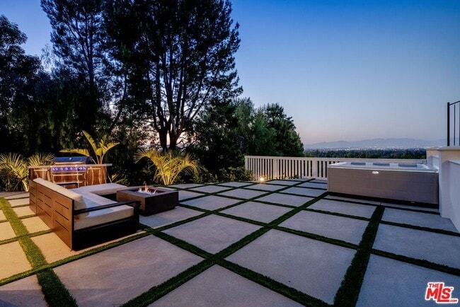 Building Photo - 16725 Oak View Dr