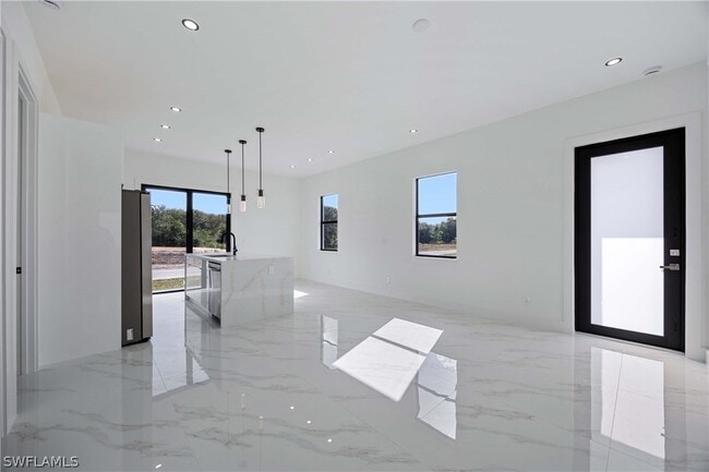 Photo - 1053 Marine Ave S