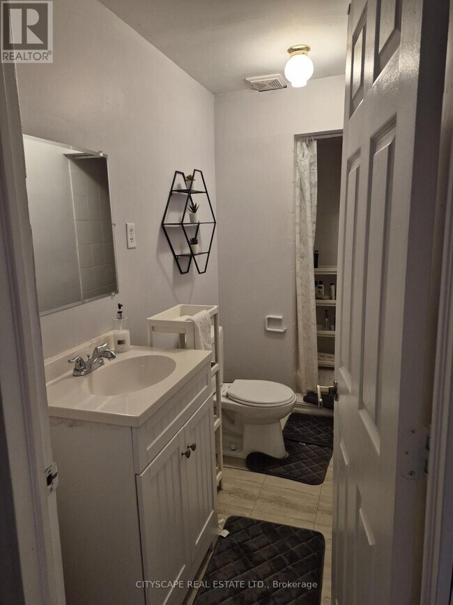 Photo - 3072 Caulfield Crescent