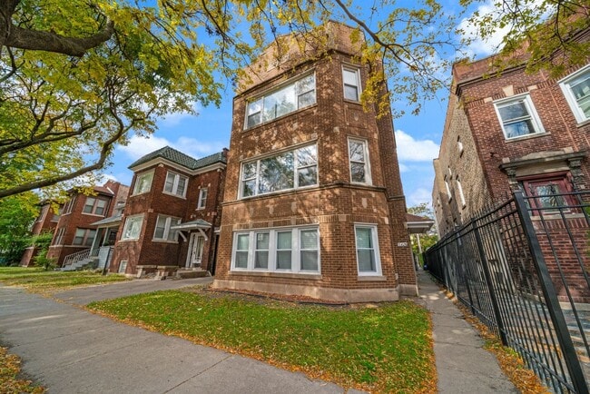 Building Photo - 5426 W Jackson Blvd Unit APT2