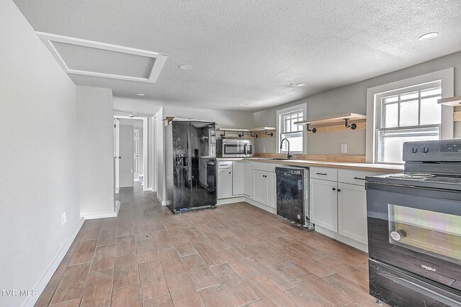 Photo - 1570 Granby Rd