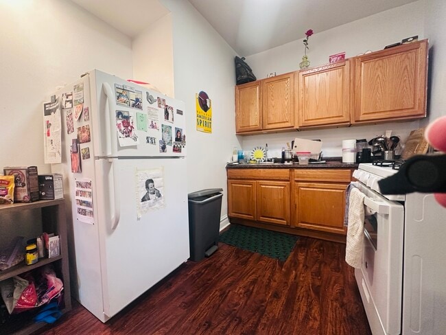 Photo - 635 W Roscoe St