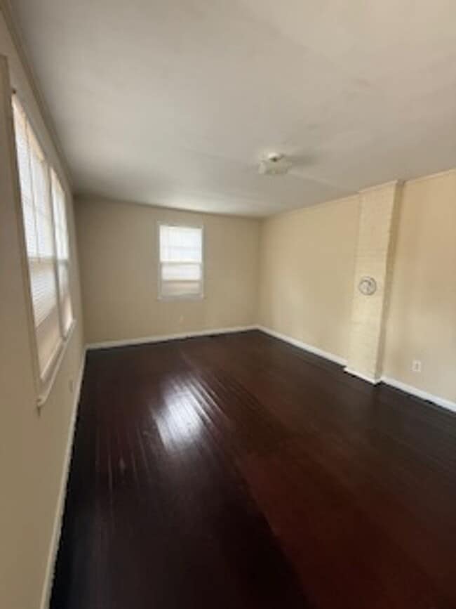 Photo - 746 Whitlock St