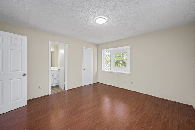 Photo - 7236 Crownwest St