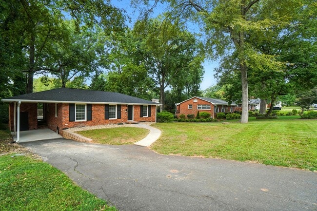 Photo - 332 Seneca Pl