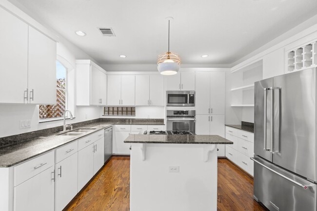 Building Photo - Live Near Memorial Park! Spacious 3BR with... Rental
