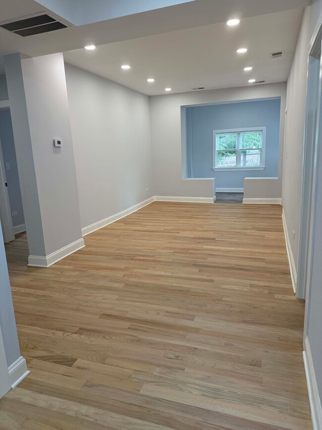 Living/Dining - 3801 W Belle Plaine Ave