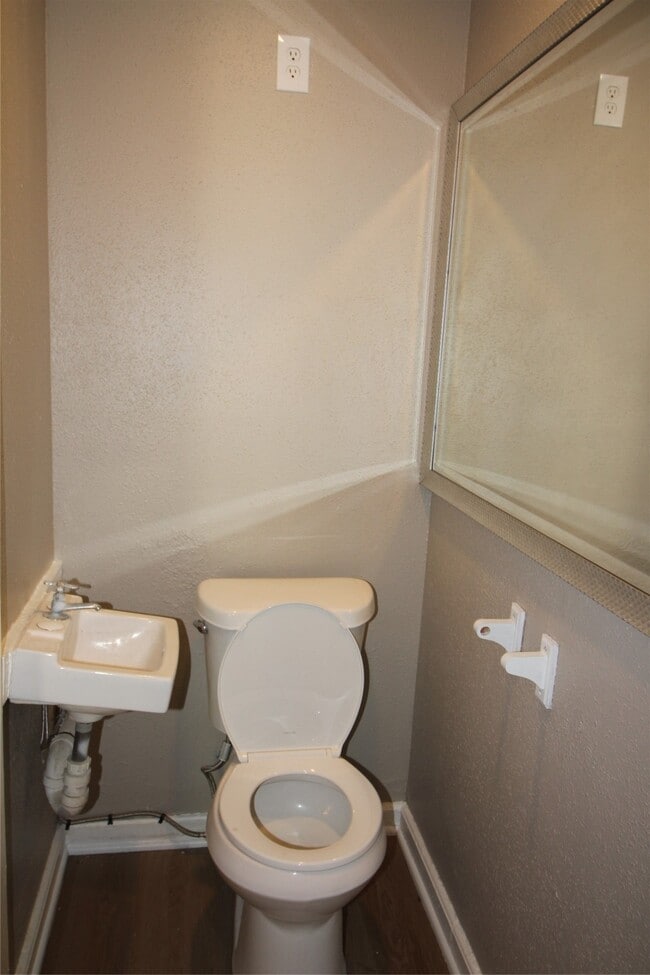 Photo - 5400 Sheldon St