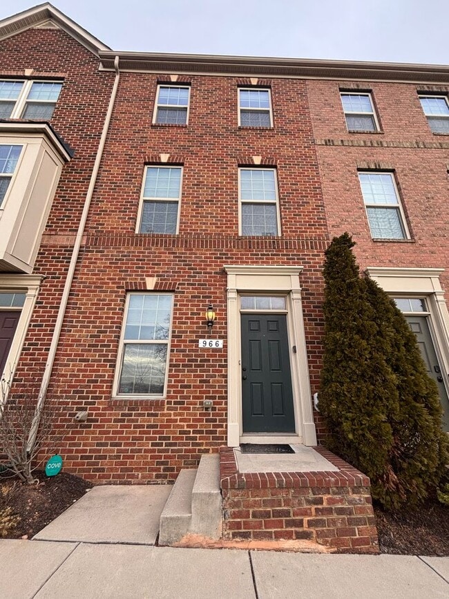 Building Photo - Beautiful Modern 3 Bedroom