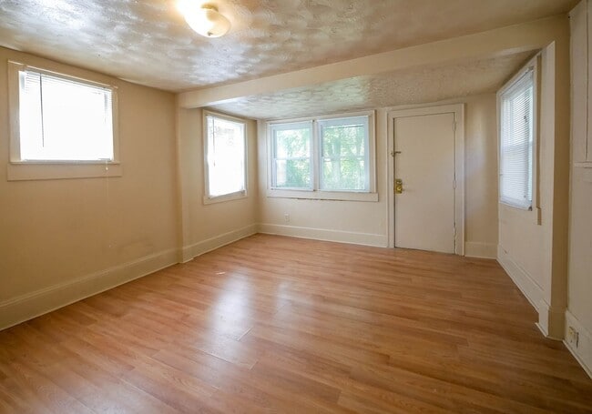 Photo - 690/692 Carpenter Unit 2