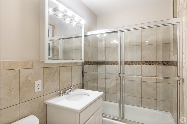 Photo - Beautifully One Bedroom Two Blocks From Train!! On-Site Parking available! Unit 436-C5