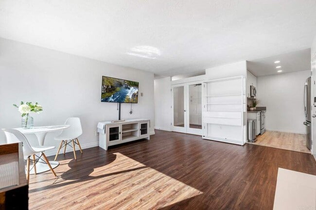 Photo - 403 Requeza St