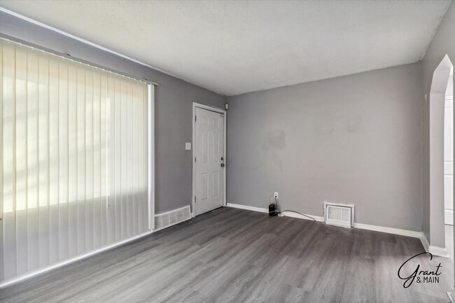 Photo - 3 bedroom bungalow - $1325