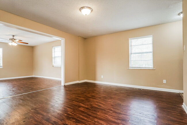 Photo - 3117 Parkwood Rd