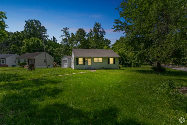 Building Photo - 300 Estridge Rd Rental