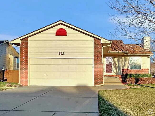 Building Photo - 812 S Red Oaks Cir Rental
