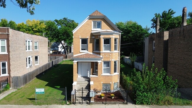 Building Photo - 5351 S Laflin St Unit 2