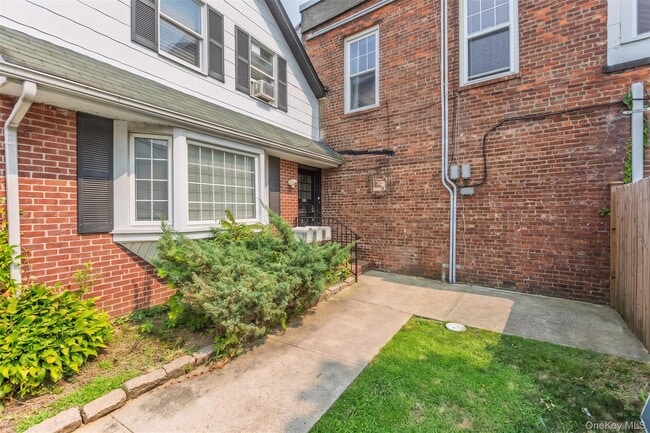 Building Photo - 295 Railroad Ave Unit A