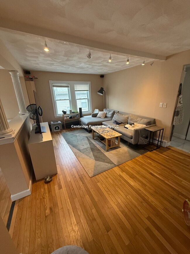 Building Photo - 60 Linwood St Unit 2