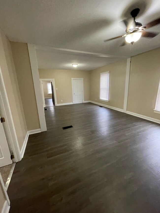 Photo - 427 W 10th St