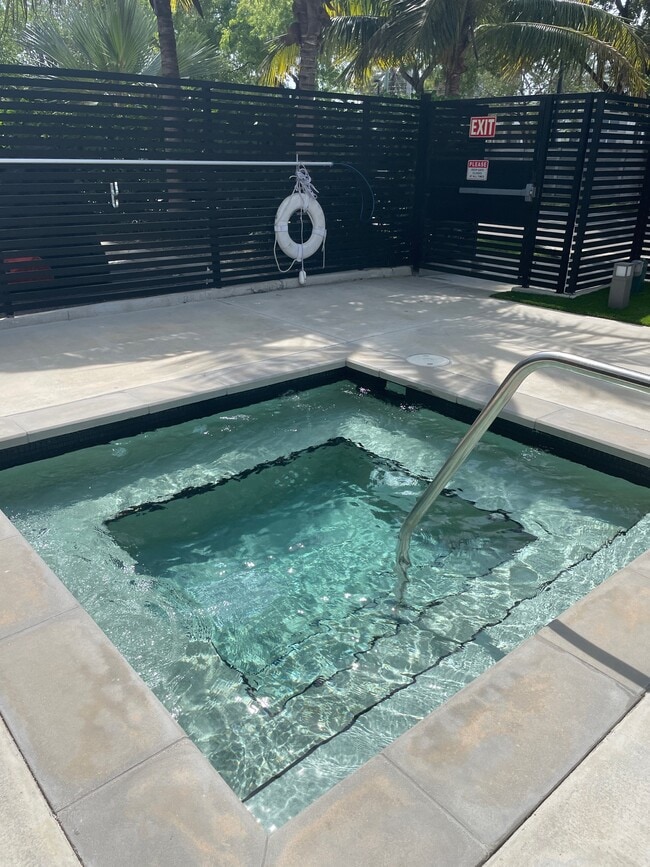 Jacuzzi - 13800 Highland Unit 409