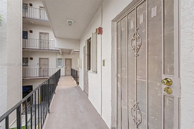 Photo - 1950 W 54th St Unit 105