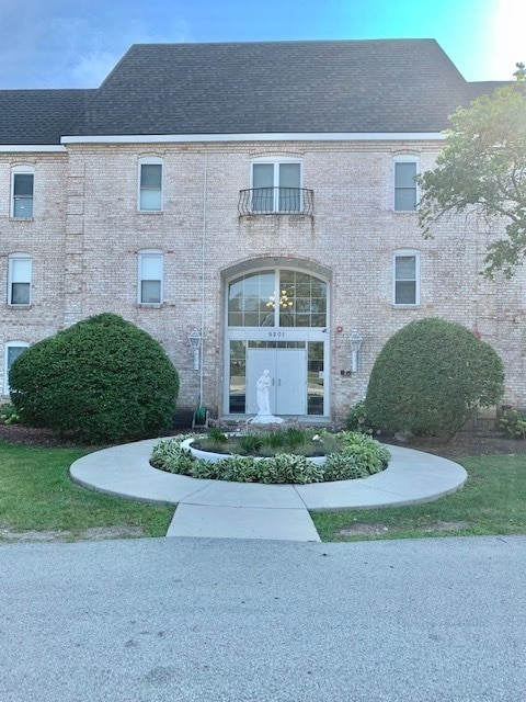 Building Photo - 5201 Carriage Way Dr Unit 103