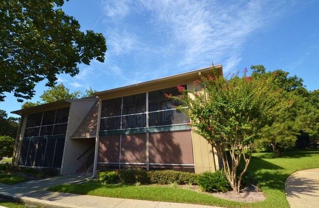 Building Photo - Lovely Winter Springs Condo ~ Vinyl Plank Flooring and Large Screened Patio! Unit 8