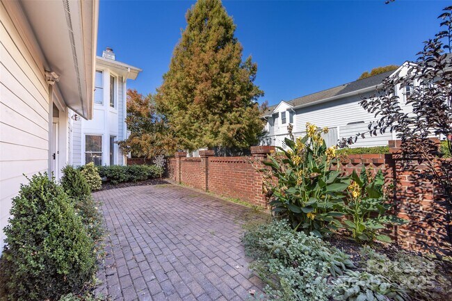 Photo - 412 Clarkson Green St