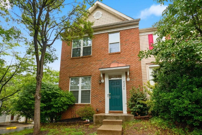 Building Photo - Elegant End-Unit Townhome with Exceptional Community Amenities