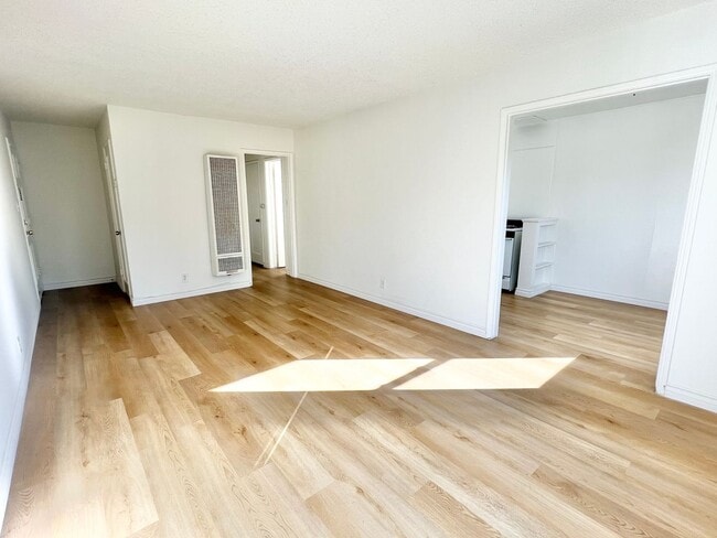 Photo - Bright Upstairs End-Unit 1 Bed / 1 Bath with Garage Options in Quiet Bixby Knolls Community Unidad 4548  4