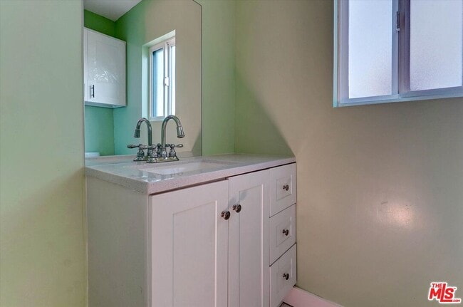 Photo - 5726 Woodman Ave Unit 4
